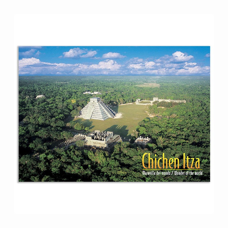 Tarjeta postal con vista aerea de la Pirámide de Chichen Itza, souvenir y recuerdo de Merida, Yucatan, Mexico.