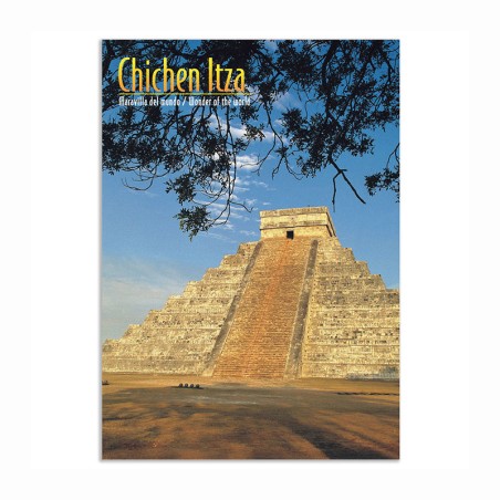 Tarjeta postal con la Pirámide de Chichen Itza, souvenir y recuerdo de Merida, Yucatan, Mexico.