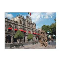 Tarjeta postal con vista del ayuntamiento, souvenir y recuerdo de Puebla, Mexico.