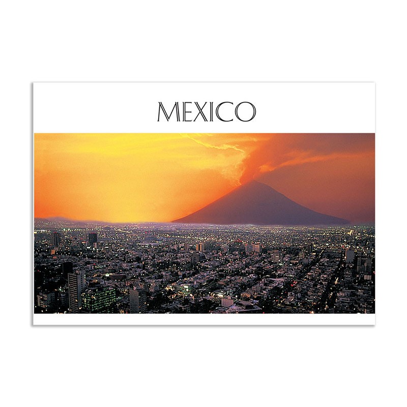 Tarjeta postal con vista de la Ciudad y del Popocatepetl al atardecer, souvenir y recuerdo de Puebla, Mexico.