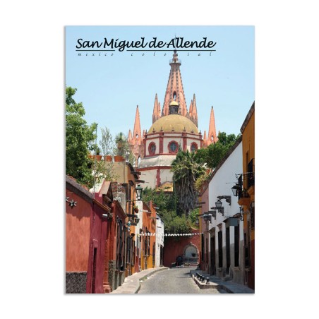 Tarjeta postal con una vista posterior de la Parroquia de San Miguel de Allende, souvenir y recuerdo de Mexico.